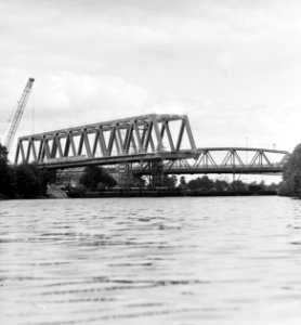 Plaatsing 110 ton zware spoorbrug over Maas Waalkanaal, Bestanddeelnr 929-2884