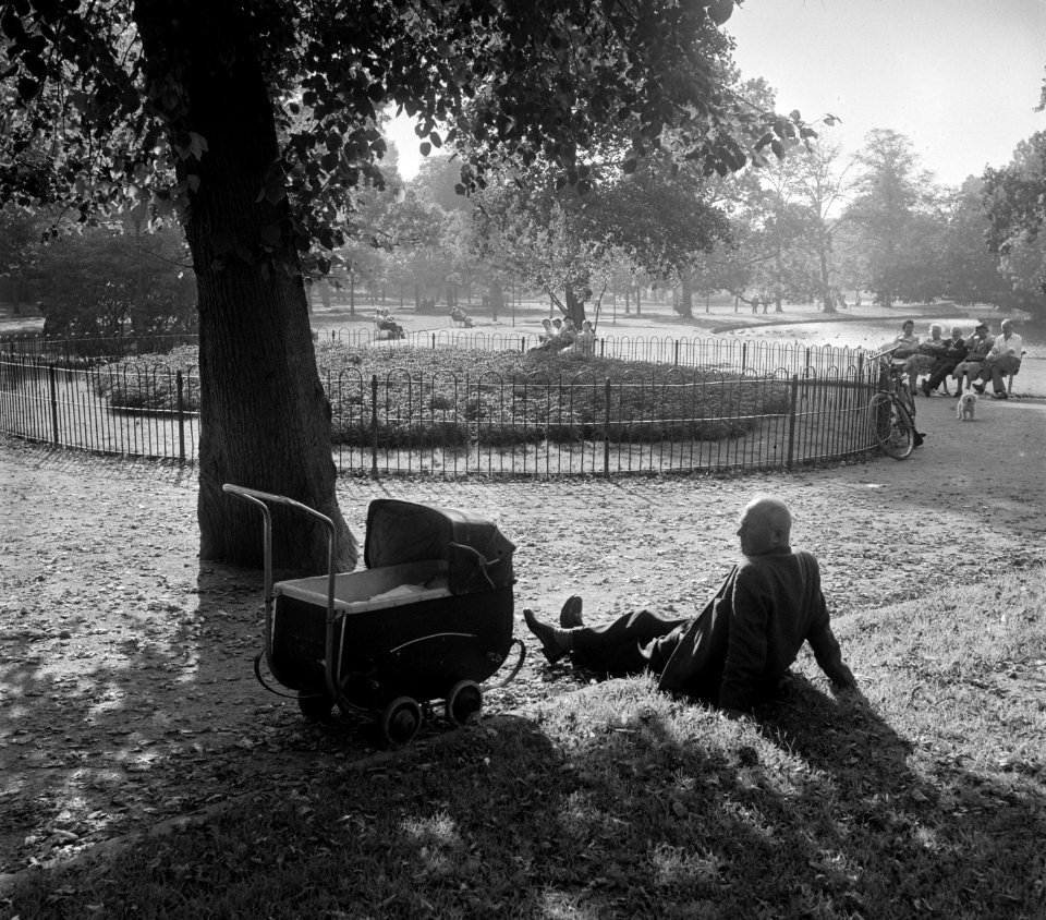 Plaatje uit Vondelpark Opa met kleinkind, Bestanddeelnr 908-0222