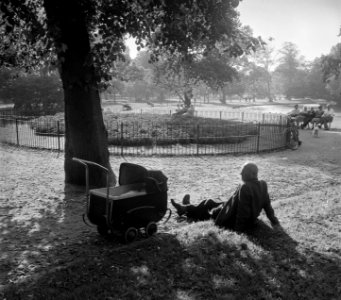 Plaatje uit Vondelpark Opa met kleinkind, Bestanddeelnr 908-0222