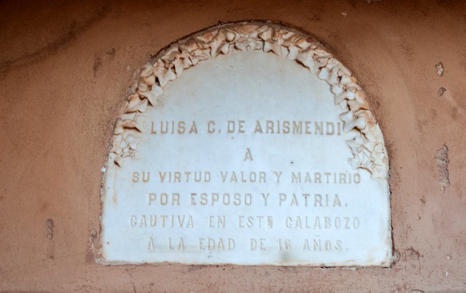 Placa de Luisa Caceres de Arismendi en El Castillo de Santa Rosa