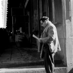 Plaatjes uit Barcelona man leest krant op hoek van de straat, Bestanddeelnr 908-2763