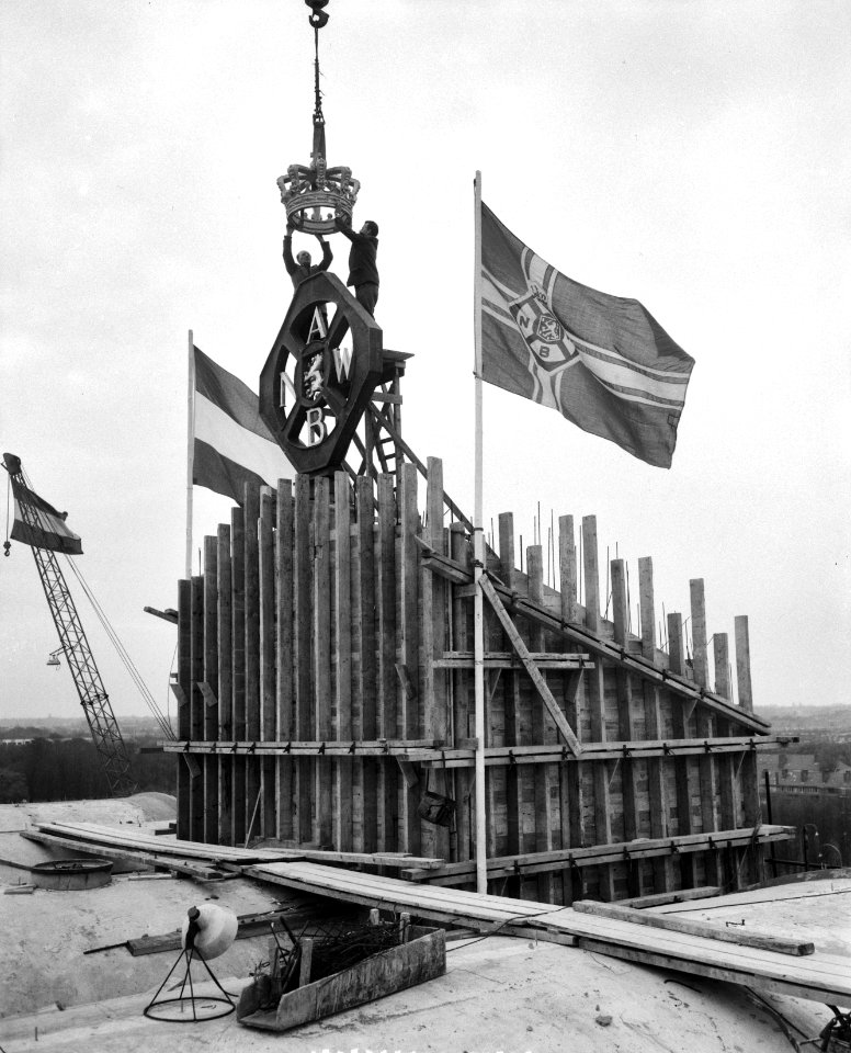 Plaatsing ANWB embleem op nieuwbouw Wassenaar, Bestanddeelnr 910-8349