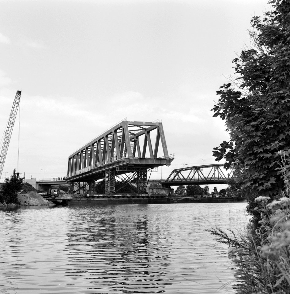 Plaatsing 110 ton zware spoorbrug over Maas Waalkanaal, Bestanddeelnr 929-2886