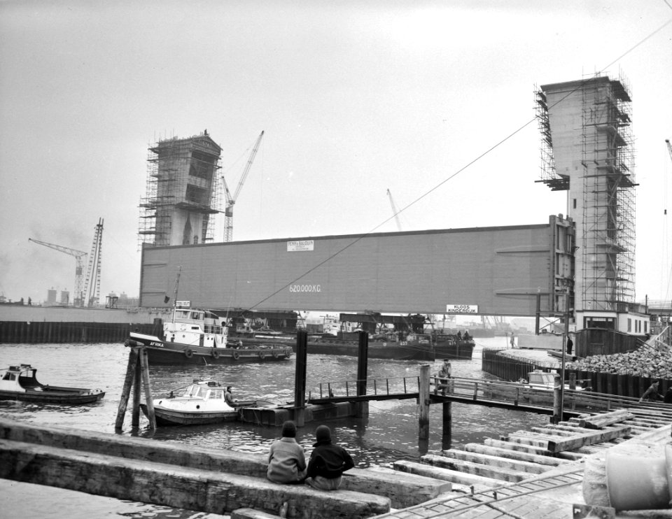 Plaatsen van de 620 ton wegende schuif van de stormvloedkering bij Capelle aan d, Bestanddeelnr 909-1926