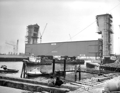 Plaatsen van de 620 ton wegende schuif van de stormvloedkering bij Capelle aan d, Bestanddeelnr 909-1926