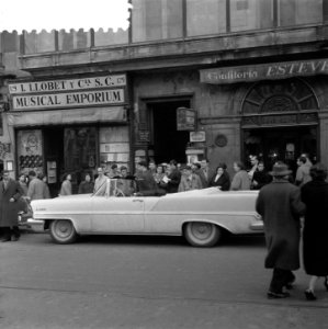 Plaatjes uit Barcelona Amerikaanse cabriolet trekt veel bekijks, Bestanddeelnr 908-2765