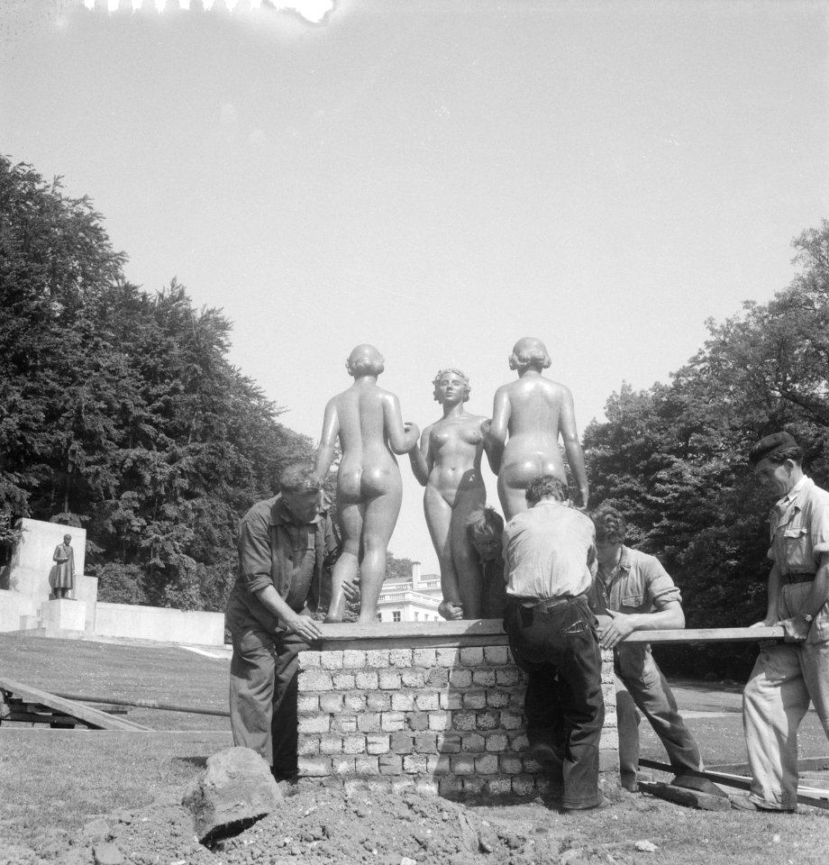 Plaatsen van beelden, expositie te Sonsbeek (Arnhem), die op 13 juni as geopend , Bestanddeelnr 909-6238