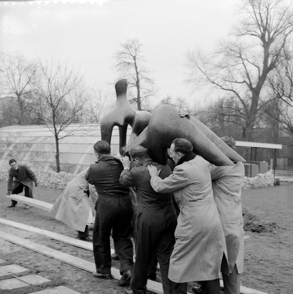 Plaatsen van beelden op het terrein van de Floriade, Redining Figure van Henry M, Bestanddeelnr 911-1049