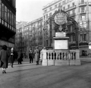 Plaatjes uit Barcelona IIngang Metrostation Cataluna, Bestanddeelnr 908-2782