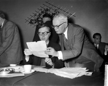 Plaatsen van beelden in de Keukenhof, links professor Mr. J. Zijlstra en mr.A. B, Bestanddeelnr 910-2232