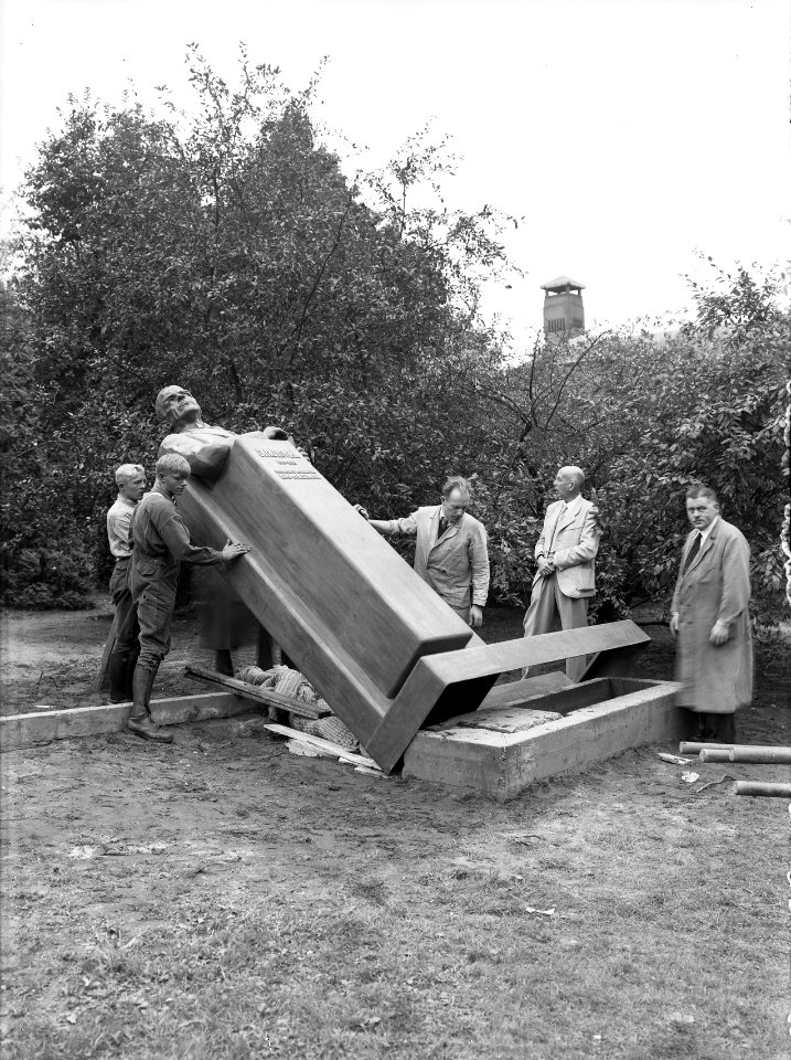Plaatsen dr Lovink monument bij het hoofdkantoor van de Heidemij aan de Apeldo, Bestanddeelnr 162-0799
