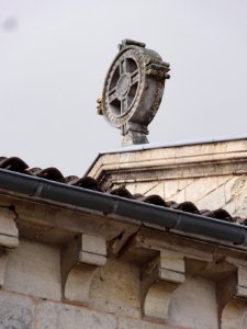 Plassac (Gironde) croix à couronne sur l'église