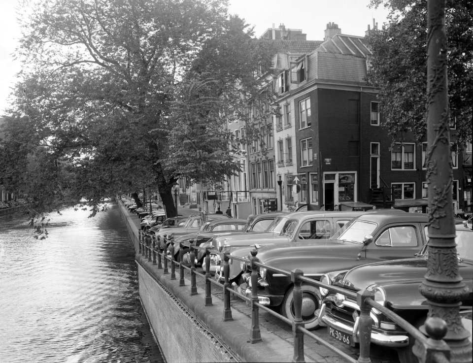 Plaatjes uit Amsterdam, autos in oude stad, Bestanddeelnr 906-7675