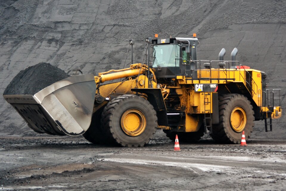 Bulldozer coal maasvlakte
