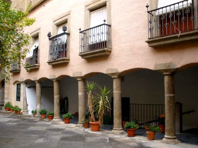 Plasencia - Palacio Episcopal, patio 03