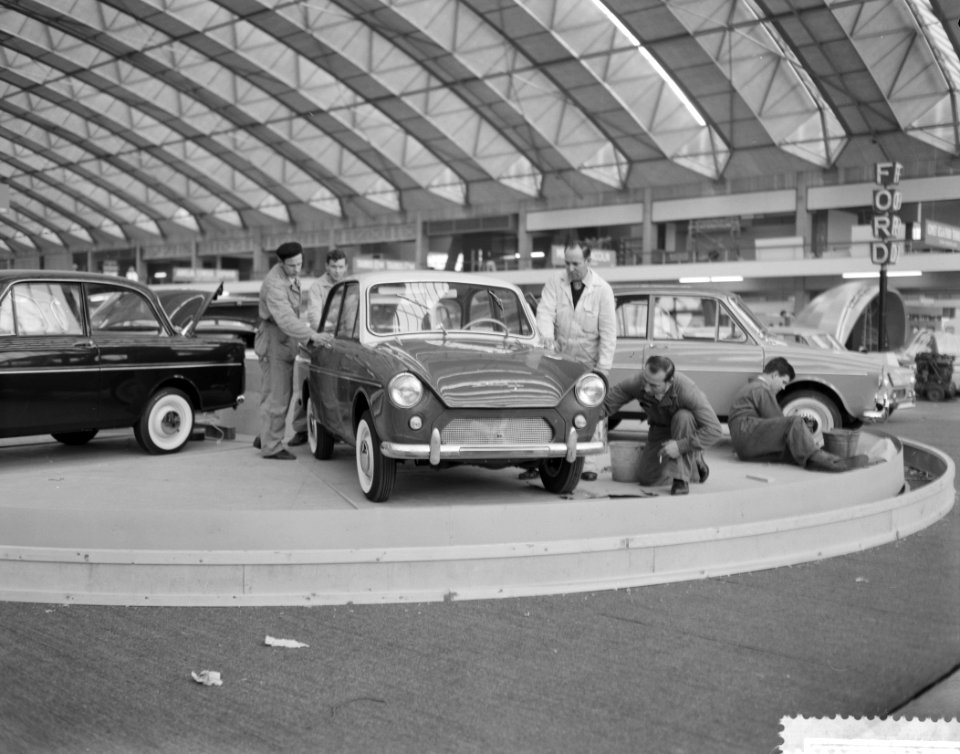 Plaatsen van de autos in de Europahal in de nieuwe RAI, Bestanddeelnr 912-0332