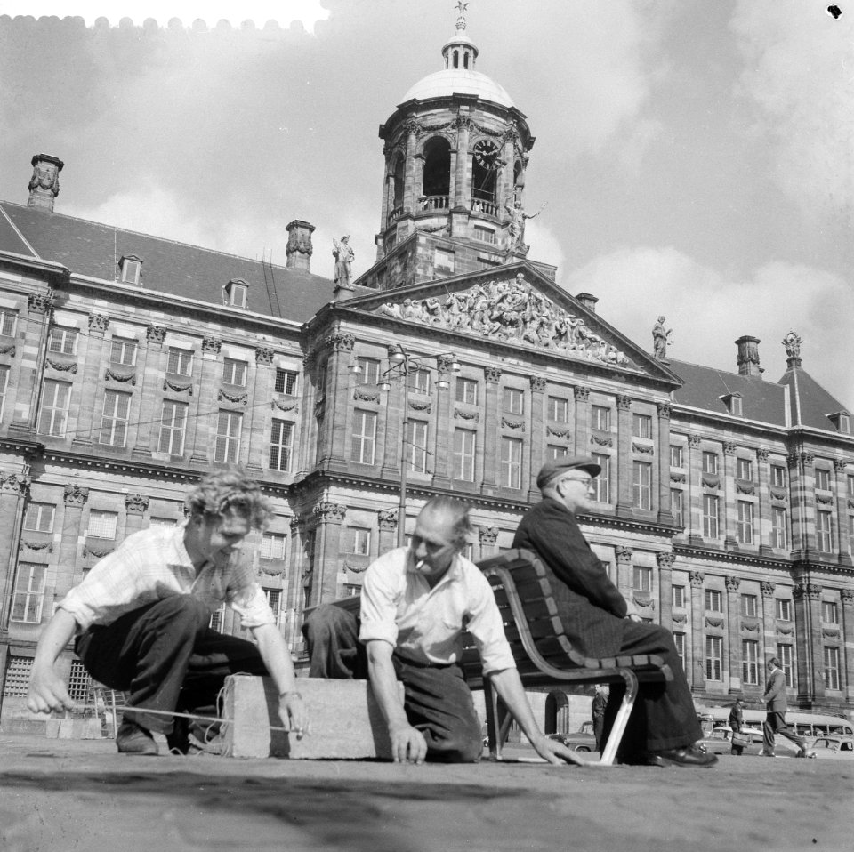 Plaatsen van zitbanken op de Dam, Bestanddeelnr 909-7098