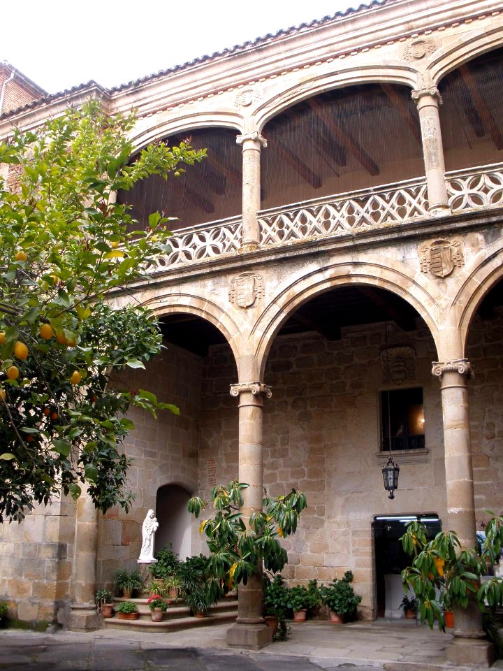 Plasencia - Palacio Episcopal, patio 06