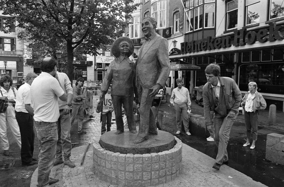 Plaatsing beeld Wim Kan en Corry Vonk op Leidseplein Amsterdam rechts beeldhouw, Bestanddeelnr 933-7295