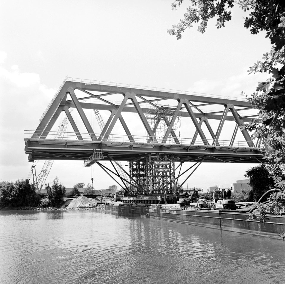 Plaatsing 110 ton zware spoorbrug over Maas Waalkanaal, Bestanddeelnr 929-2887