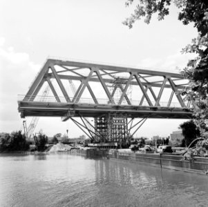 Plaatsing 110 ton zware spoorbrug over Maas Waalkanaal, Bestanddeelnr 929-2887