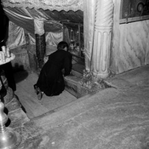 Plaats van Jezus geboorte in de grot onder de Geboortekerk in Bethlehem, Bestanddeelnr 255-5486