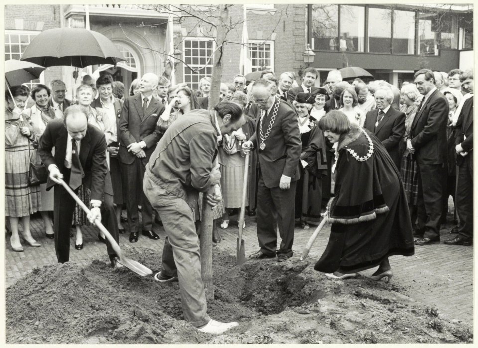 Planten van vriendschapseiken, door de burgemeesters van Leamington Spa en Heemstede. NL-HlmNHA 54023377