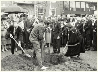 Planten van vriendschapseiken, door de burgemeesters van Leamington Spa en Heemstede. NL-HlmNHA 54023377