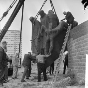 Plaatsen van beeldengroep bij 'De Boeg' het Koopvaardijmonument te Rotterdam. De, Bestanddeelnr 917-9698