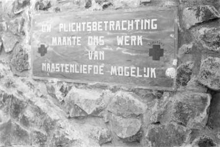 Plaquette Rode Kruis Semarang op het kerkhof Uw plichtsbetrachting maakte ons …, Bestanddeelnr 235-1-5