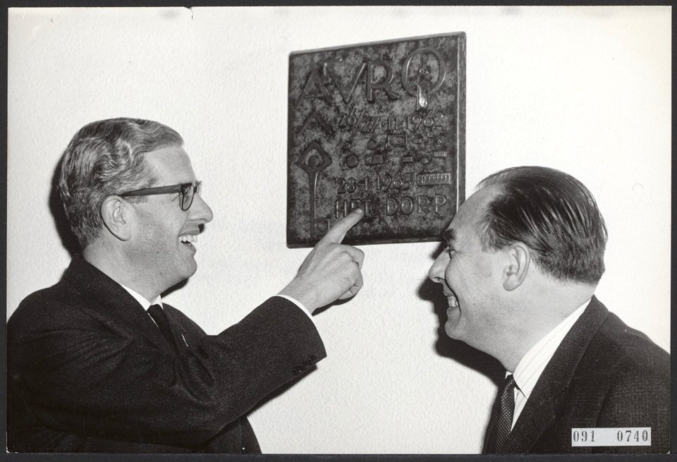 Plaquette van Ons Dorp in AVRO-studio, Bestanddeelnr 091-0740