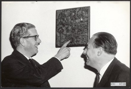 Plaquette van Ons Dorp in AVRO-studio, Bestanddeelnr 091-0740