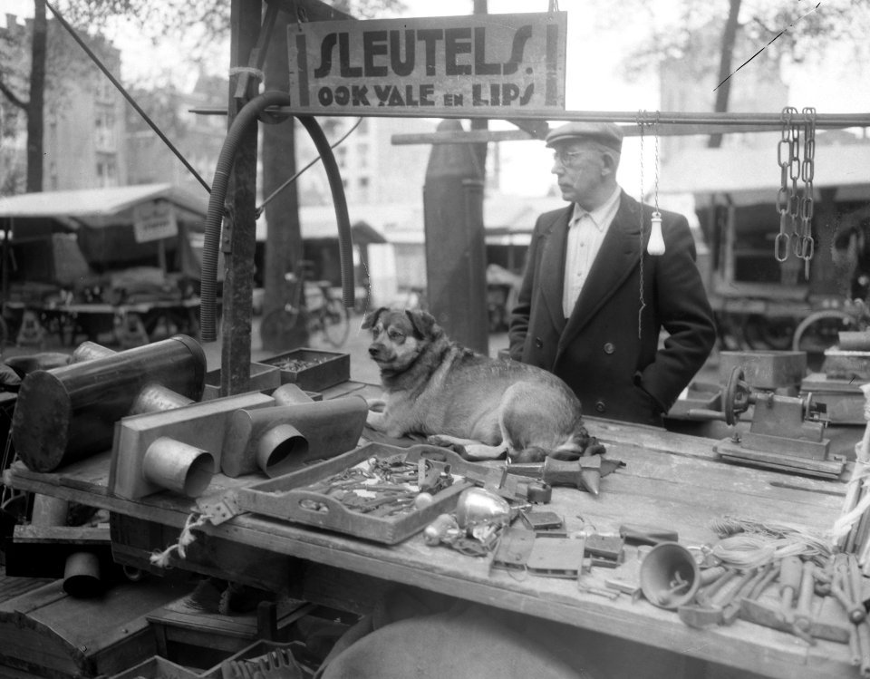 Plaatjes op Waterlooplein, de slotenmaker aangetast, Bestanddeelnr 906-7673
