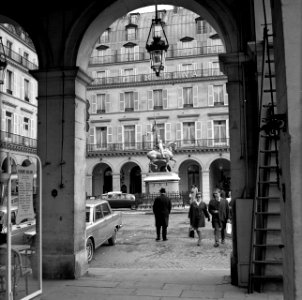 Place des Pyramides gezien vanuit de Rue de Rivoli, met op de achtergrond Hôtel , Bestanddeelnr 254-0310