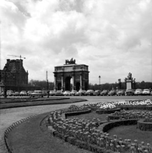 Place du Carrousel, met op de achtergrond de Arc de triomphe du Caroussel en het, Bestanddeelnr 254-0473