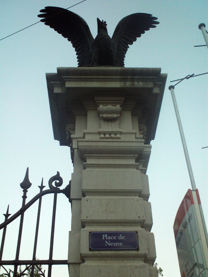 Place Neuve pedestal with eagle
