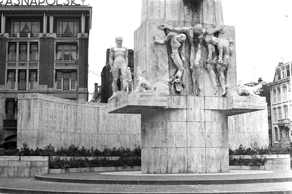 Plantenbakken bij het Nationaal Monument op de Dam te Amsterdam, Bestanddeelnr 924-3808