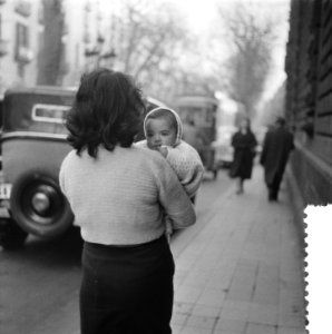 Plaatjes uit Barcelona Vrouw met baby in de armen loopt over straat, Bestanddeelnr 908-2764