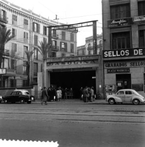 Plaatjes uit Barcelona publiek bij de inngang van een garage, Bestanddeelnr 908-2778