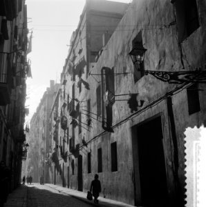 Plaatjes uit Barcelona achterstraat, met wasgoed, Bestanddeelnr 908-2766
