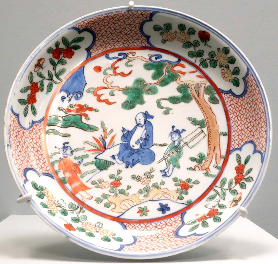 Plate depicting immortals, China, Jingdezhen, Jiangxi province, Ming dynasty, Wanli emperor, porcelain with underglaze and overglaze polychrome - Asian Art Museum of San Francisco - DSC01615