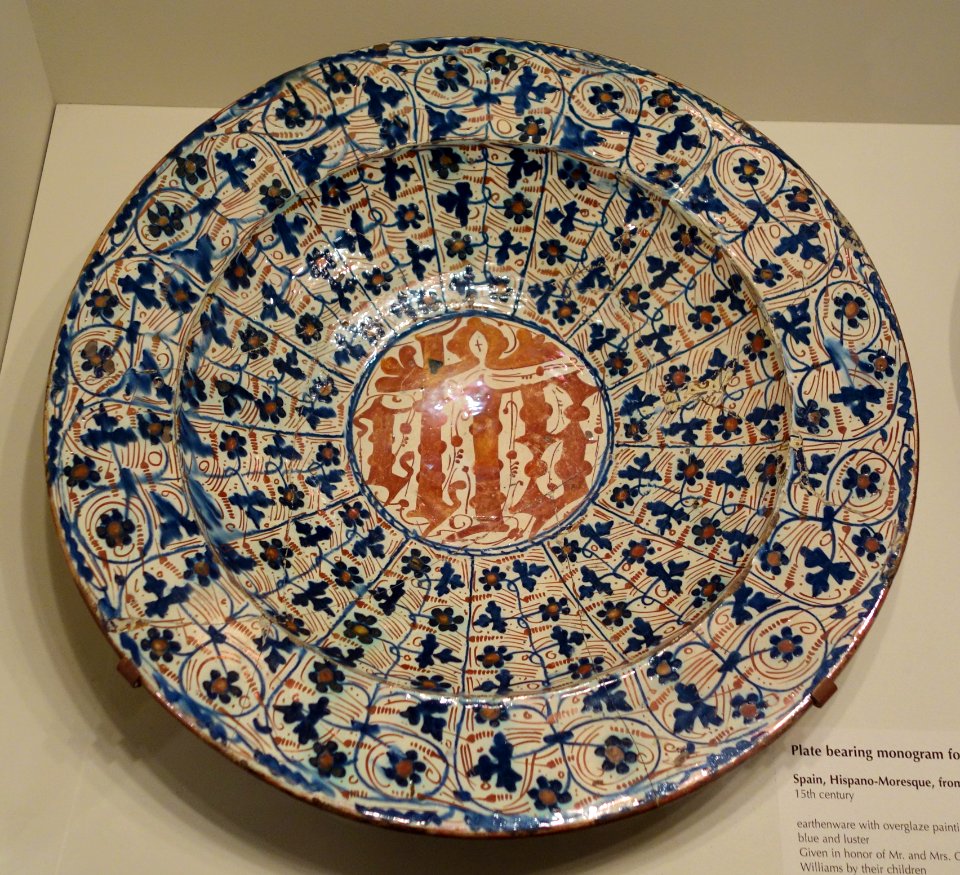 Plate bearing monogram for Jesus, Spain, Hispano-Moresque, from Valencia, 15th century, earthenware with overglaze painting in blue and luster - Cincinnati Art Museum - DSC04144
