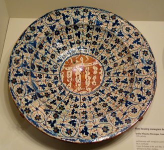 Plate bearing monogram for Jesus, Spain, Hispano-Moresque, from Valencia, 15th century, earthenware with overglaze painting in blue and luster - Cincinnati Art Museum - DSC04144