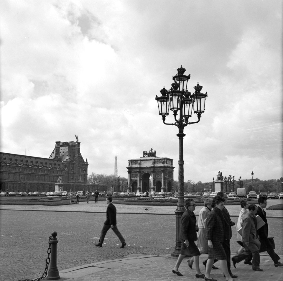 Place du Carrousel, met op de achtergrond de Arc de triomphe du Caroussel en het, Bestanddeelnr 254-0472