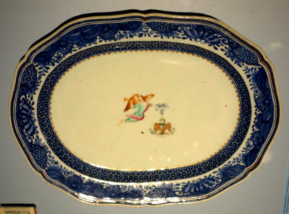 Platter, part of 302-piece service commissioned by George Washington, featuring the insignia of the Society of the Cincinnati, Chinese export, c. 1784, porcelain - Cincinnati Art Museum - DSC04568