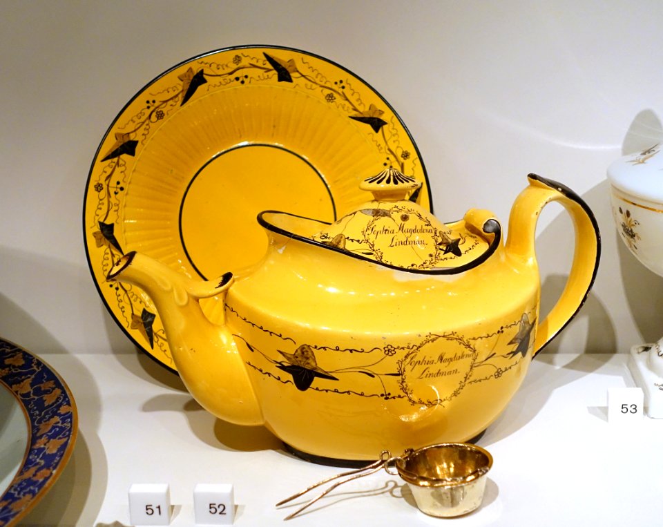 Plate and teapot, Rorstrand, early 19th century, yellow-glazed creamware, with tea strainer by Olof Yttraeus, Uppsala, 1795, silver gilt - Nordiska museet - Stockholm, Sweden - DSC09806