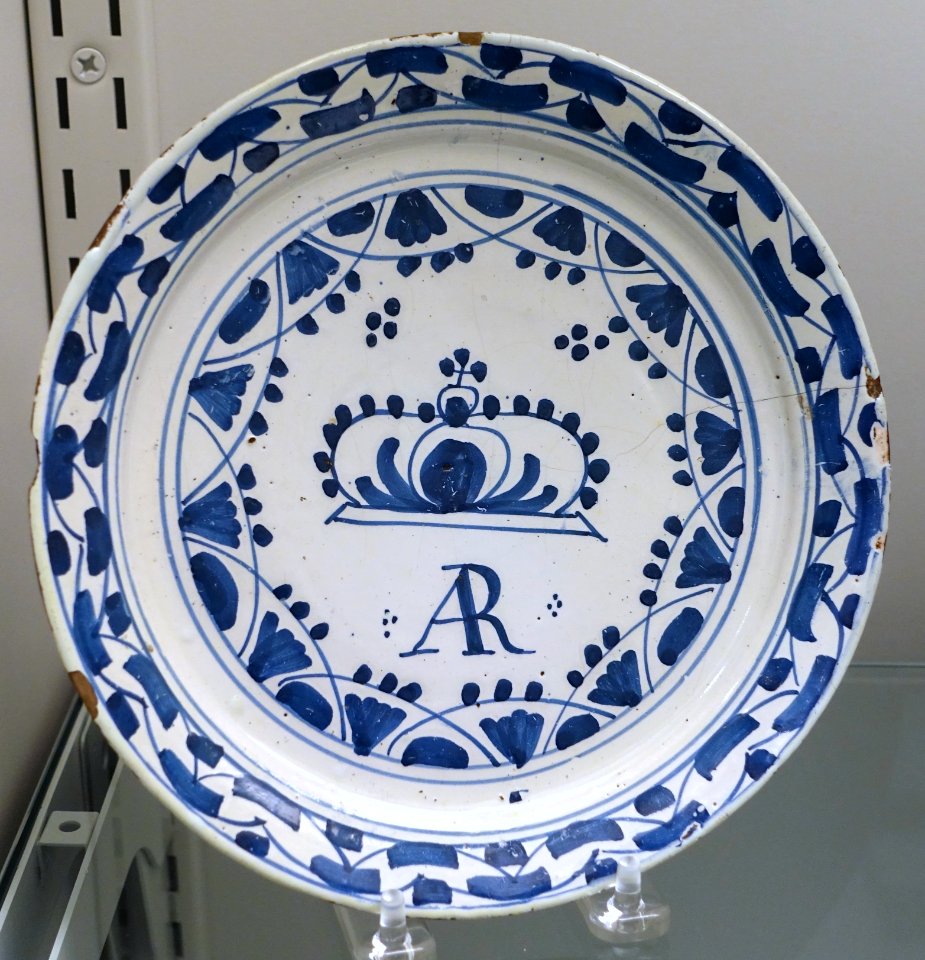 Plate commemorating Queen Anne, Bristol, England, 1702-1714, tin-glazed earthenware, item HD 91.159 - Flynt Center of Early New England Life - Deerfield, Massachusetts - DSC04303