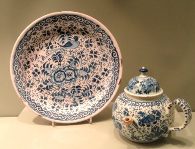 Plate displaying a bird, dated 1701, and Teapot, 1695-1715, London or Bristol, tin-glazed earthenware - Gardiner Museum, Toronto - DSC01259
