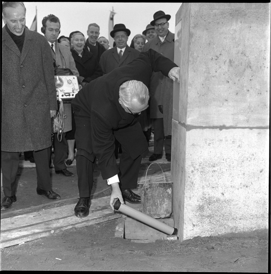 Plaatsen koker bij het pand Aktion Sühnezeichen 1966