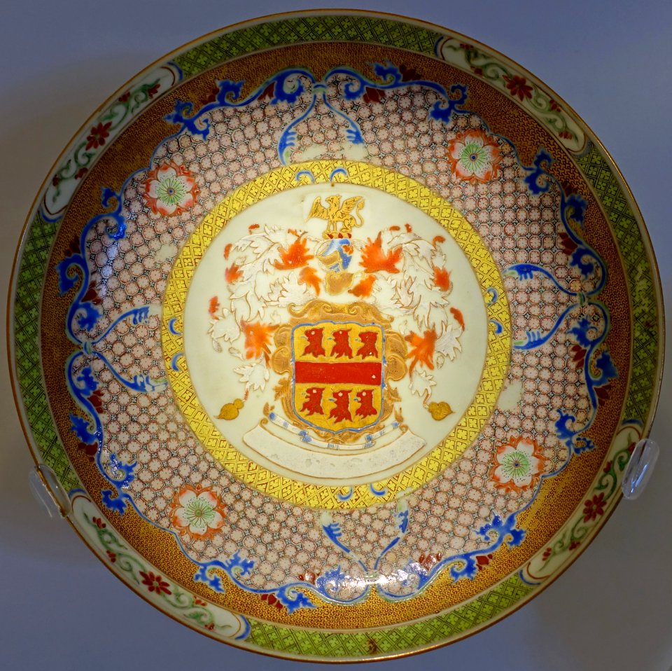Plate with the arms of Goodwin of Devon and Suffolk, China, Qing dynasty, Yongzheng period, c. 1730, porcelain, polychrome enamel, gold - Montreal Museum of Fine Arts - Montreal, Canada - DSC09383